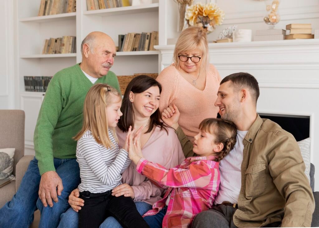 familia feliz de tiro medio en el sofa